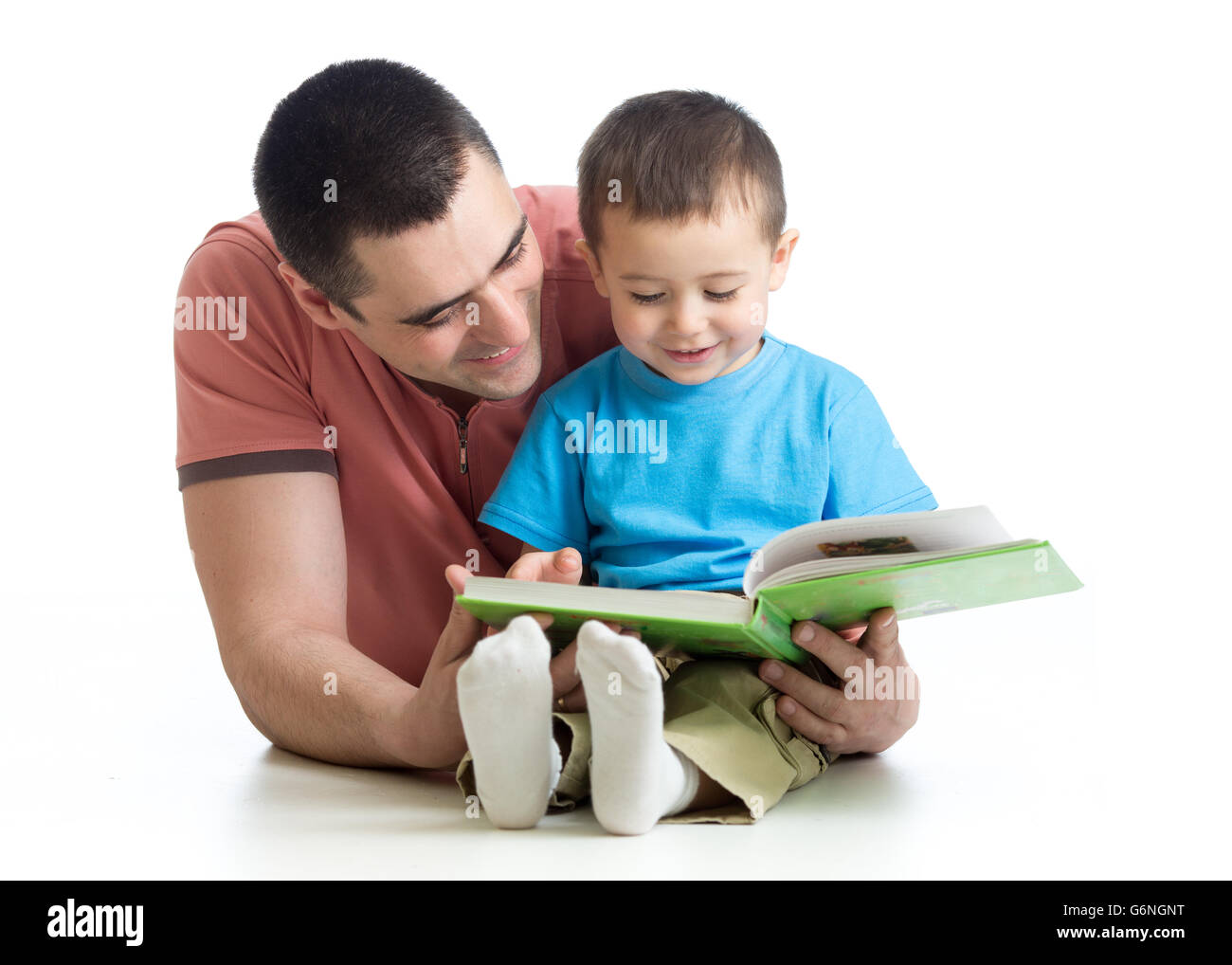Bambino ragazzo e padre di leggere un libro sul pavimento a casa Foto Stock