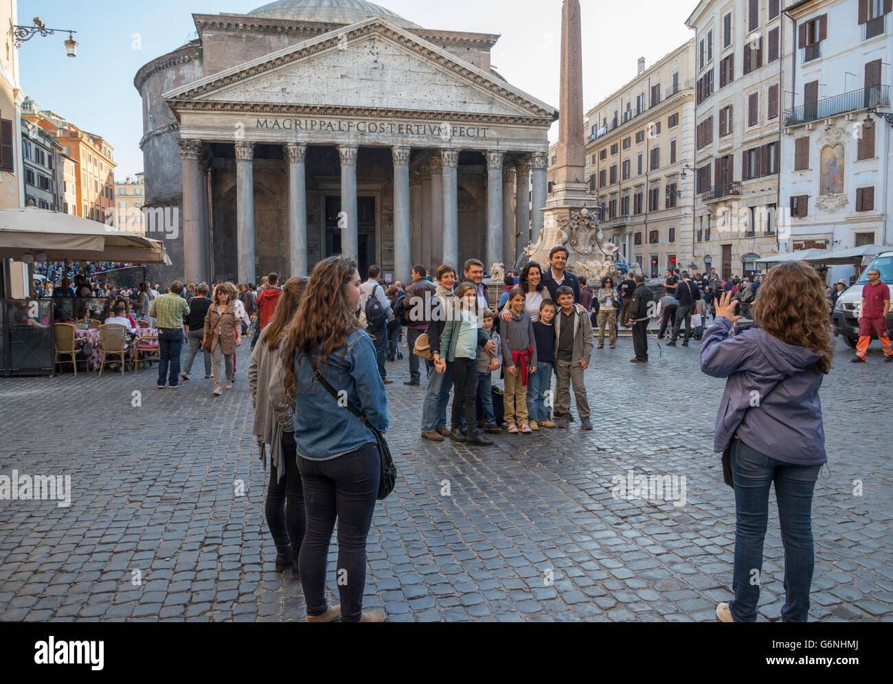 Touristst nella parte anteriore del Pantheon, Piazza della Rotonda Foto Stock