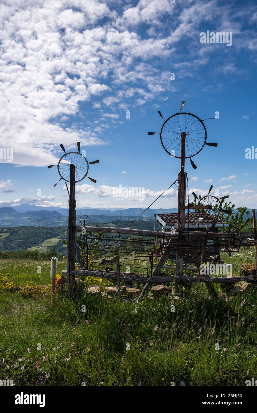 Mulini a vento costruiti dal vecchio di ruote di biciclette e i bit di  rottame, vicino Madonna dei fornelli, Italia Foto stock - Alamy