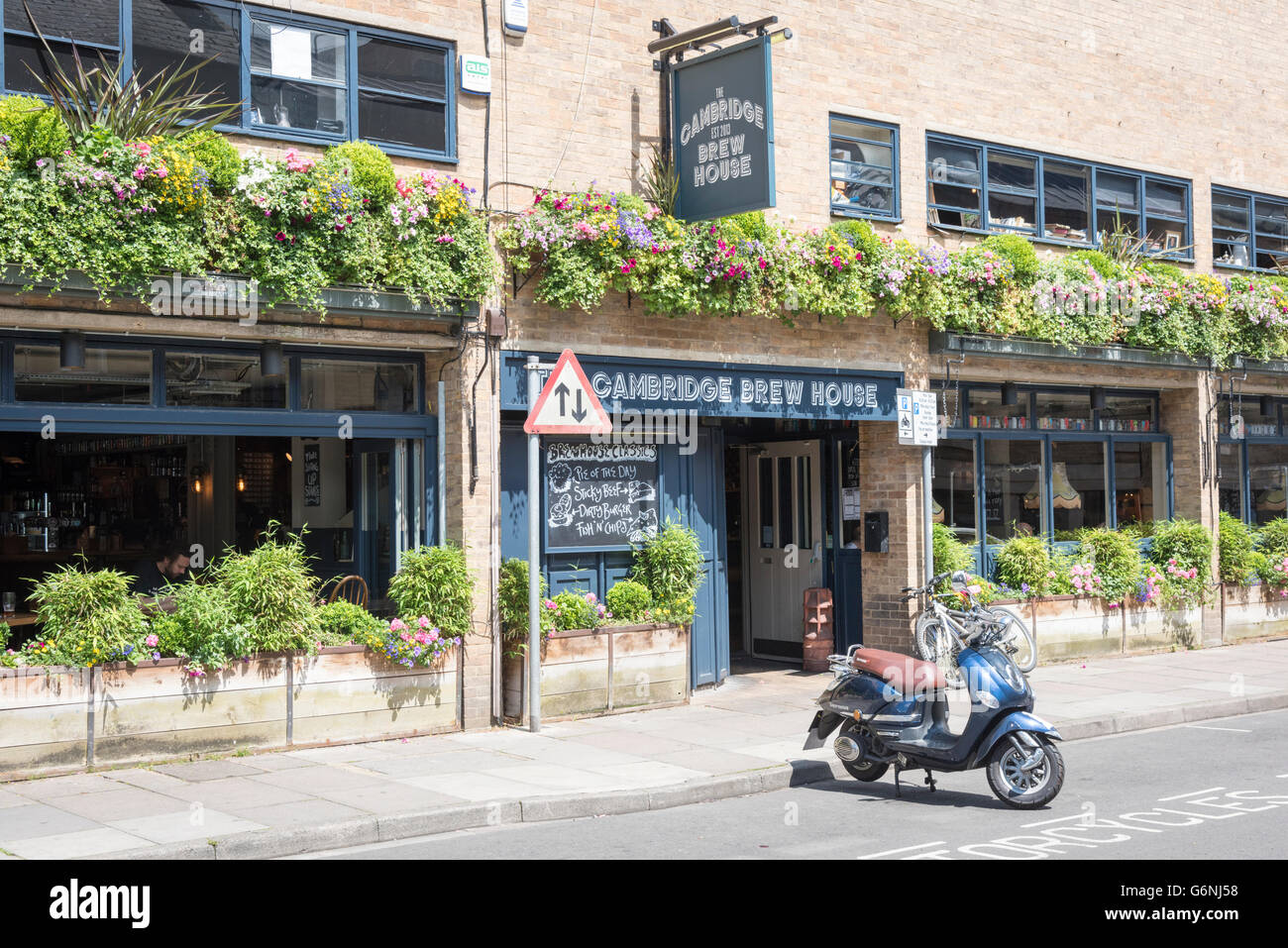 Il Cambridge Brew House pub e ristorante King Street Cambridge Regno Unito con belle finestre al di fuori Foto Stock