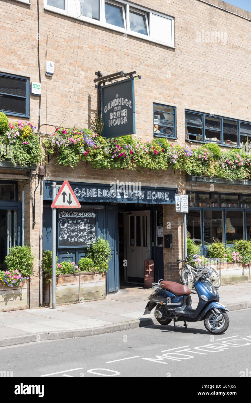 Il Cambridge Brew House pub e ristorante King Street Cambridge Regno Unito con belle finestre al di fuori Foto Stock