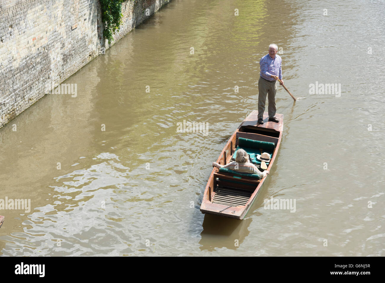 Un anziano o coppia di anziani punting sul fiume Cam Cambridge Regno Unito Foto Stock