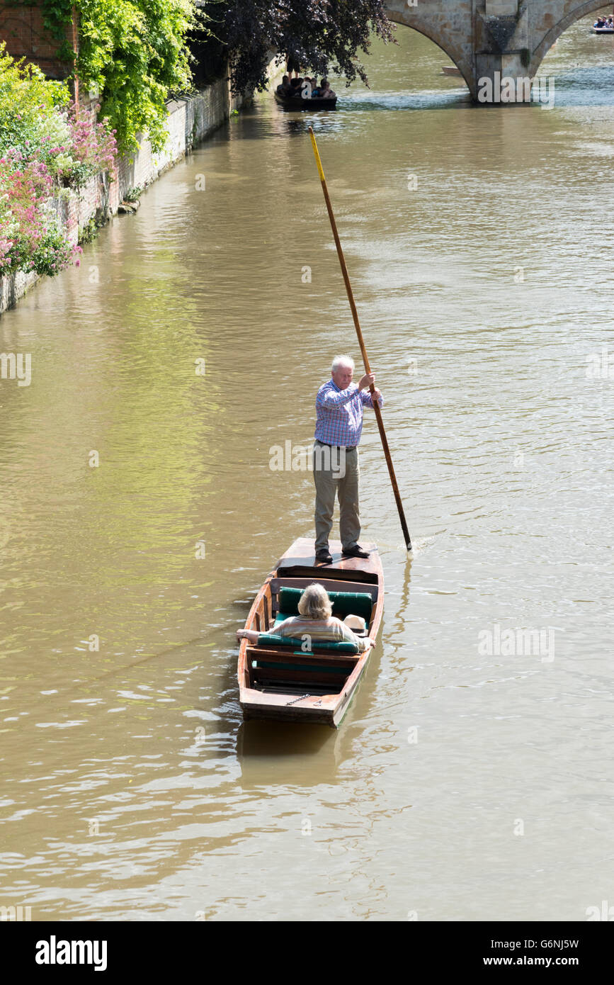 Un anziano o coppia di anziani punting sul fiume Cam Cambridge Regno Unito Foto Stock