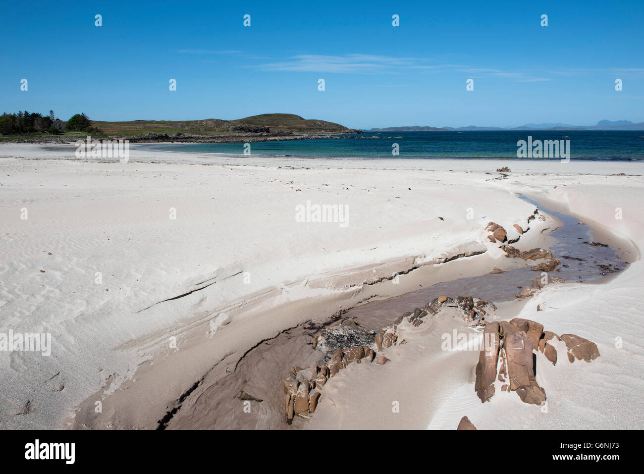 Vista guardando fuori dalla Mellon Udrigle spiaggia verso nord. Il profilo di Suilven può essere visto all'orizzonte all'estrema destra. Foto Stock