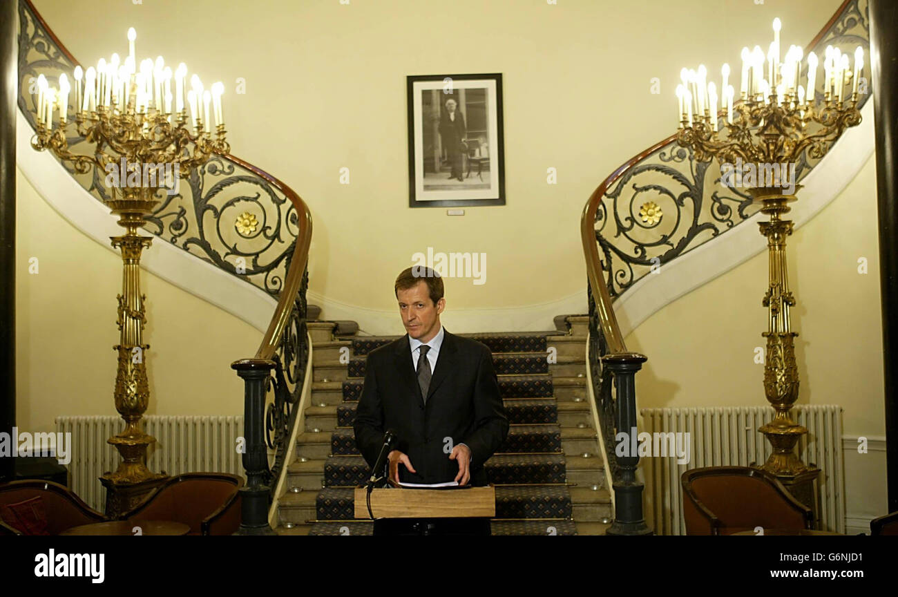Alastair Campbell l'ex direttore delle Comunicazioni al primo ministro britannico Tony Blair parla ai media, presso la Foreign Press Association nel centro di Londra, il giorno in cui Lord Hutton ha pubblicato il suo rapporto sulla morte dell'esperto di armi, il dottor David Kelly. Campbell ha detto che se il governo avesse affrontato il livello delle critiche, che Lord Hutton ha rivolto alla BBC, ci sarebbero state "dimissioni sempreverdi a più livelli". Foto Stock