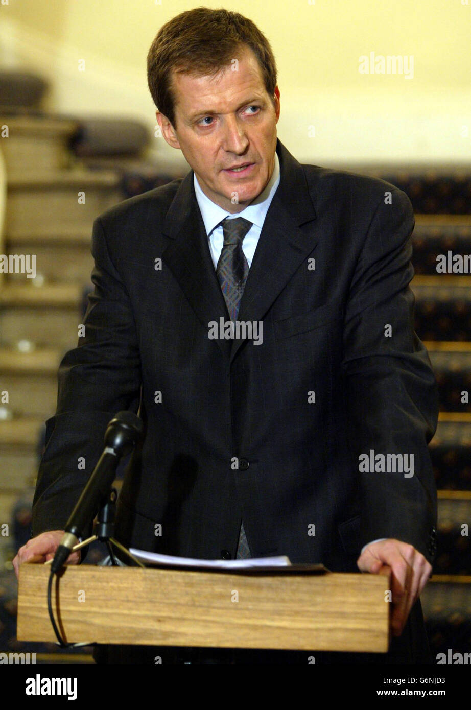 Alastair Campbell l'ex direttore delle Comunicazioni al primo ministro britannico Tony Blair parla ai media, presso la Foreign Press Association nel centro di Londra, il giorno in cui Lord Hutton ha pubblicato il suo rapporto sulla morte dell'esperto di armi, il dottor David Kelly. Campbell ha detto che se il governo avesse affrontato il livello delle critiche, che Lord Hutton ha rivolto alla BBC, ci sarebbero state "dimissioni sempreverdi a più livelli". Foto Stock