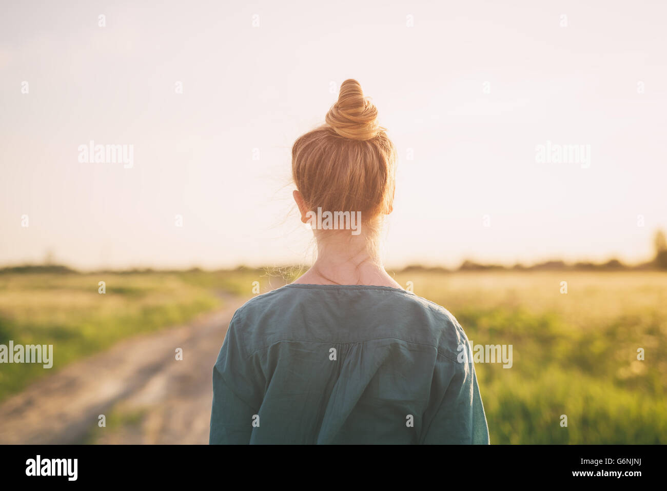 Teen girl stand sulla strada rurale shot dal retro Foto Stock