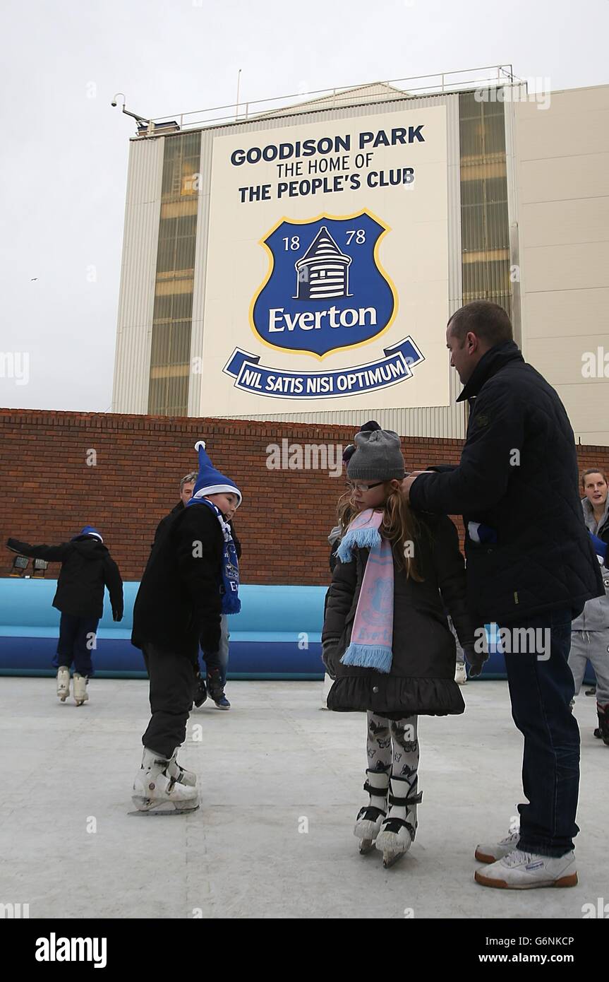 Calcio - Barclays Premier League - Everton v Fulham - Goodison Park. I giovani appassionati di Everton si divertirono sulla pista di pattinaggio all'esterno del Goodison Park Foto Stock