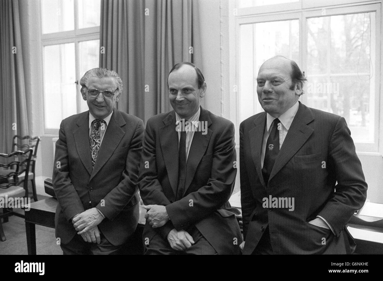 Nuovi volti all'Ufficio gallese di Londra Whitehall dopo che questi gentiluomini hanno assunto i loro nuovi posti nell'amministrazione conservatrice di Margaret Thatcher. (Da l-r) Wyn Roberts, Sottosegretario di Stato parlamentare per il Galles; Nicholas Edwards, Segretario di Stato per il Galles; e Michael Roberts, Sottosegretario di Stato parlamentare per il Galles. Foto Stock