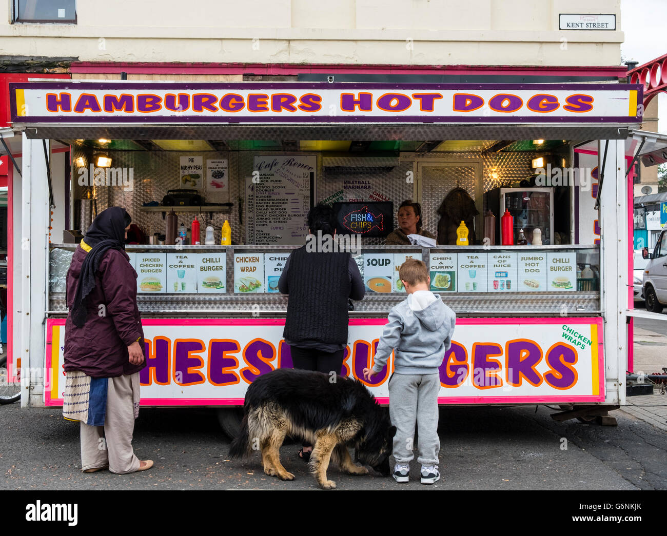 Il fast food Burger van vendita spuntini economici a Barras mercato Gallowgate Glasgow, Regno Unito Foto Stock