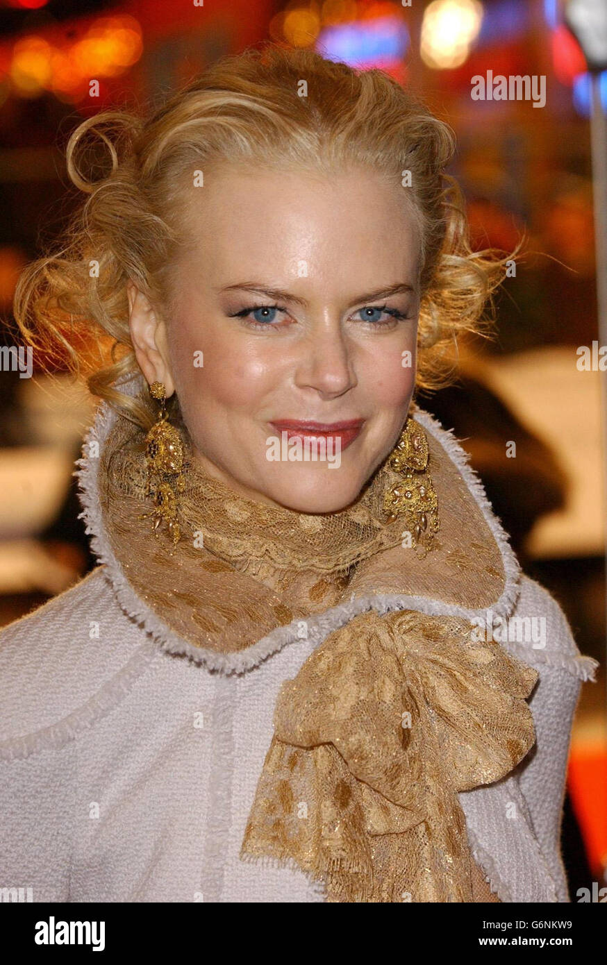 Nicole Kidman arriva per la Royal European Charity Premiere della Cold Mountain di Anthony Minghella all'Odeon Leicester Square nel centro di Londra. Cold Mountain è ambientato durante la guerra civile americana e Jude Law è protagonista di Inman, un soldato confederato ferito che lotta per tornare a casa per l'amante Ada, interpretato da Nicole Kidman. Foto Stock