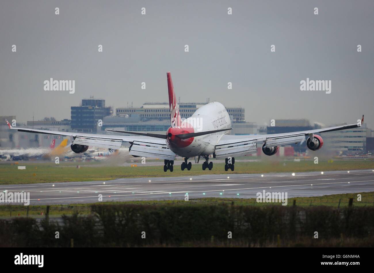 Un Boeing 747-400 Virgin Atlantic atterra all'aeroporto di Gatwick nel Sussex occidentale come piste extra a Heathrow e Gatwick sono tra le opzioni proposte dalla Commissione degli aeroporti designata dal governo. Foto Stock