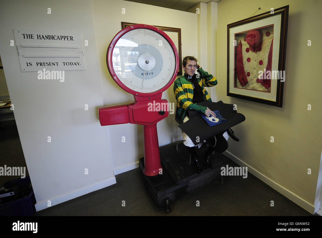 Tony McCoy si siede sulle bilance da pesatura di vecchio stile al Catterick Bridge Racecourse, North Yorkshire. PREMERE ASSOCIAZIONE foto. Data foto: Martedì 17 dicembre 2013. Il credito fotografico deve essere: John Giles/PA Wire Foto Stock
