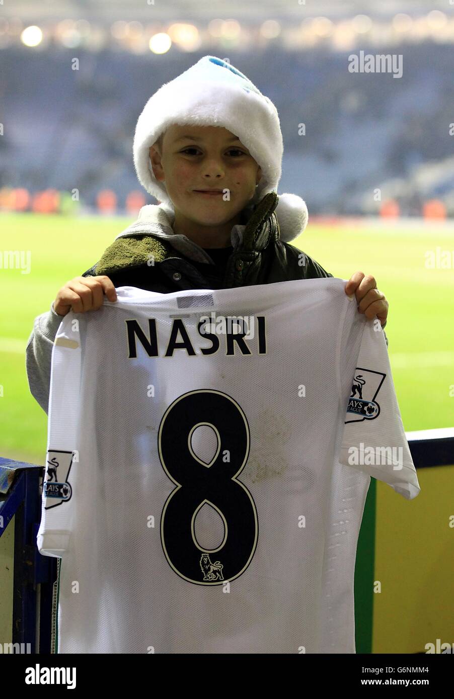 Calcio - Capital One Cup - Quarter Final - Leicester City / Manchester City - King Power Stadium. Charlie George (7) con la maglia del giocatore di Manchester City Samir Nasri dopo il fischio finale Foto Stock