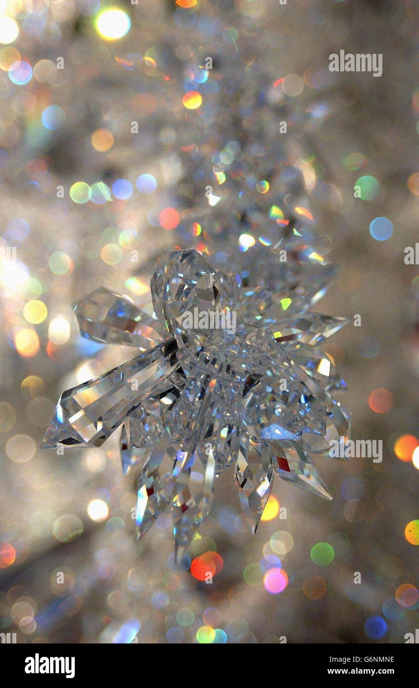 Un dettaglio tratto da un albero di Natale di cristallo che è stato svelato  al V&A Museum di West London. L'albero alto sei metri, progettato dal  designer di moda Alexander McQueen e