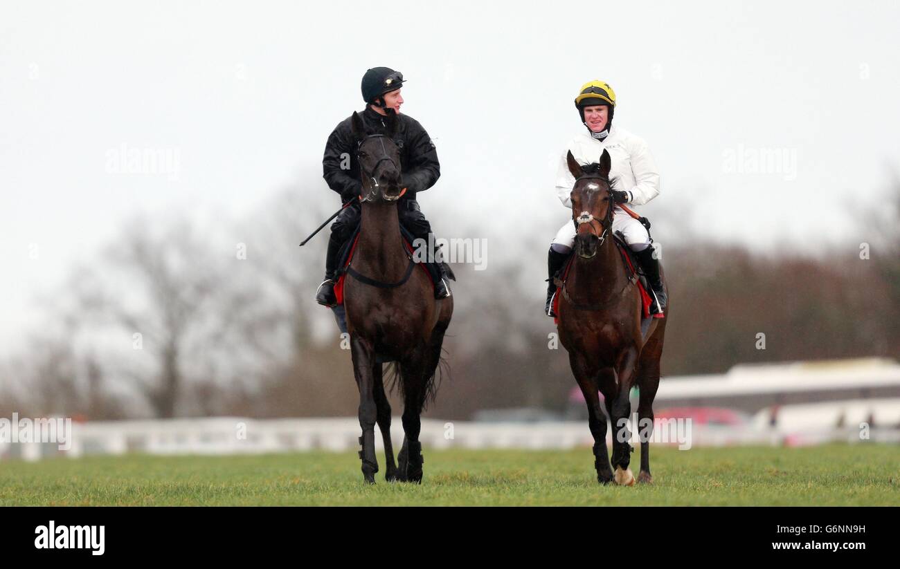 Big Buck's guidato da Daryl Jacob (a sinistra) torna in dopo aver fatto esercizio con Solar Impulse (a destra) durante il divertimento festivo a Exeter Raceday all'Ippodromo di Exeter. Foto Stock