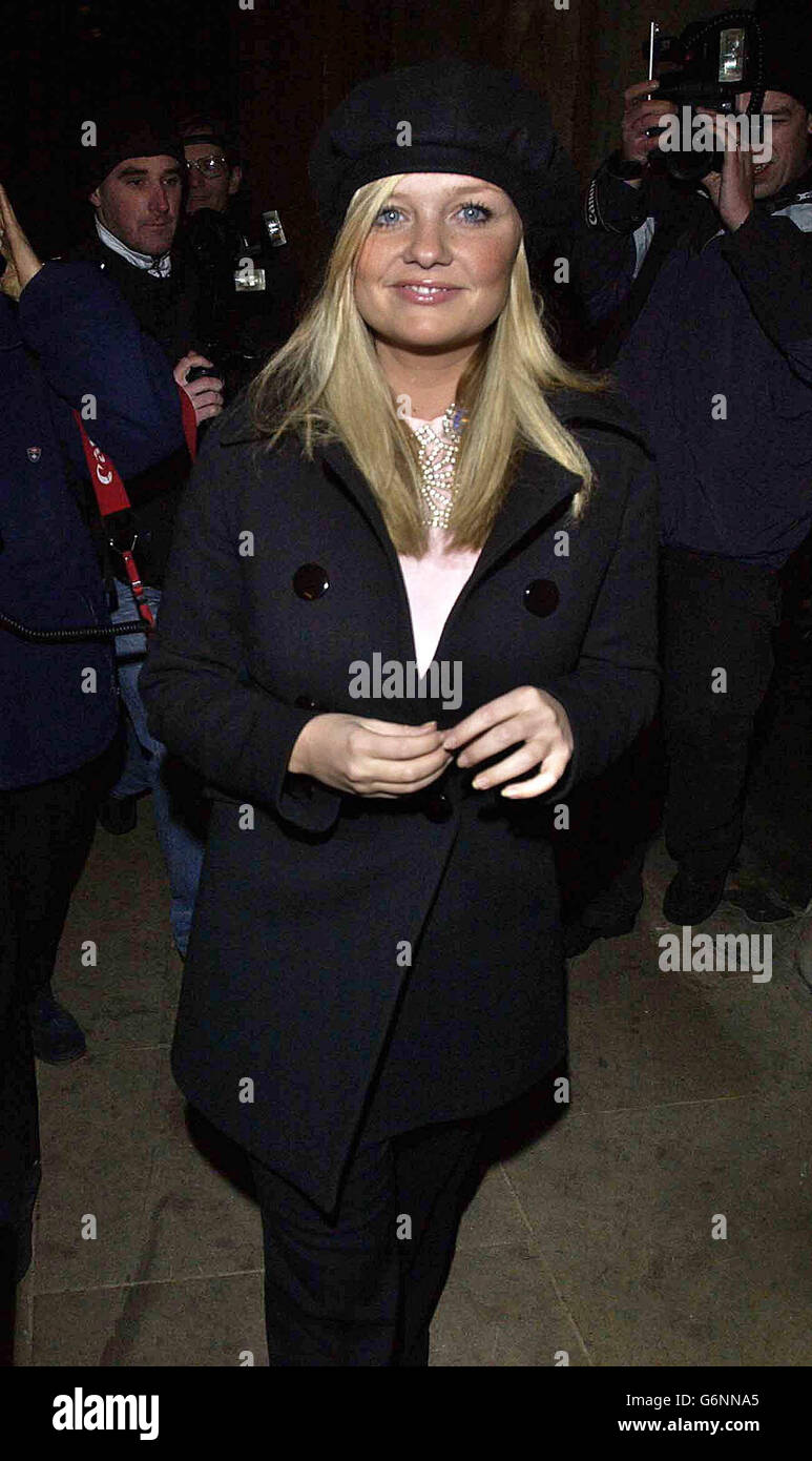 La cantante Emma Bunton arriva per il concerto di Natale di Nordoff-Robbins presso la chiesa di St Luke a Londra. Il concerto annuale, sponsorizzato da Rothschild e dalla stazione radio Heart FM è in aiuto della beneficenza della terapia musicale. Foto Stock