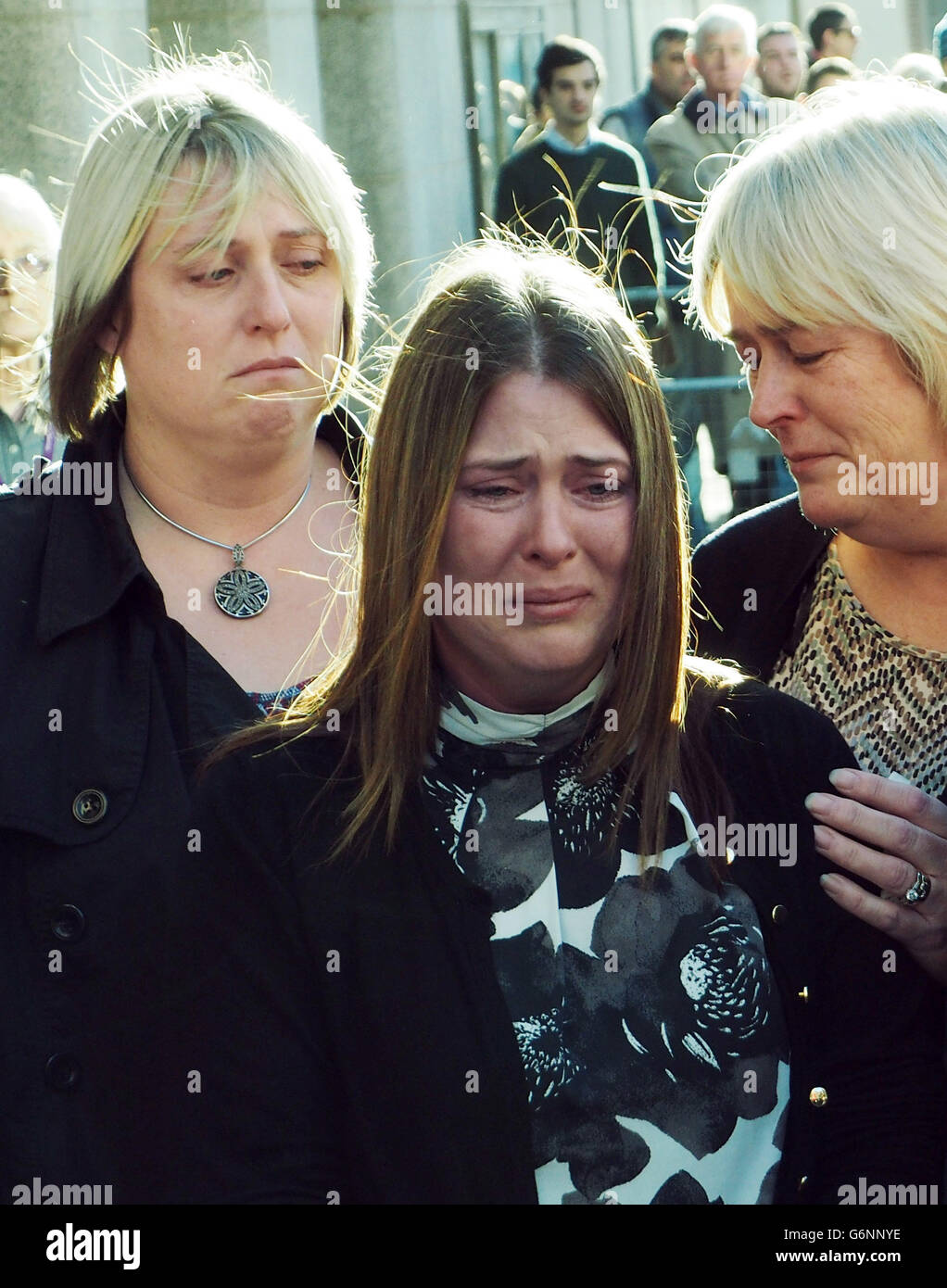 Rebecca Rigby (al centro), la moglie di Fusilier Lee Rigby, piange come una dichiarazione è letta dal detective Ispettore Pete Sparks dopo che Michael Adebolajo e Michael Adebowale sono stati trovati colpevoli del suo omicidio. Foto Stock