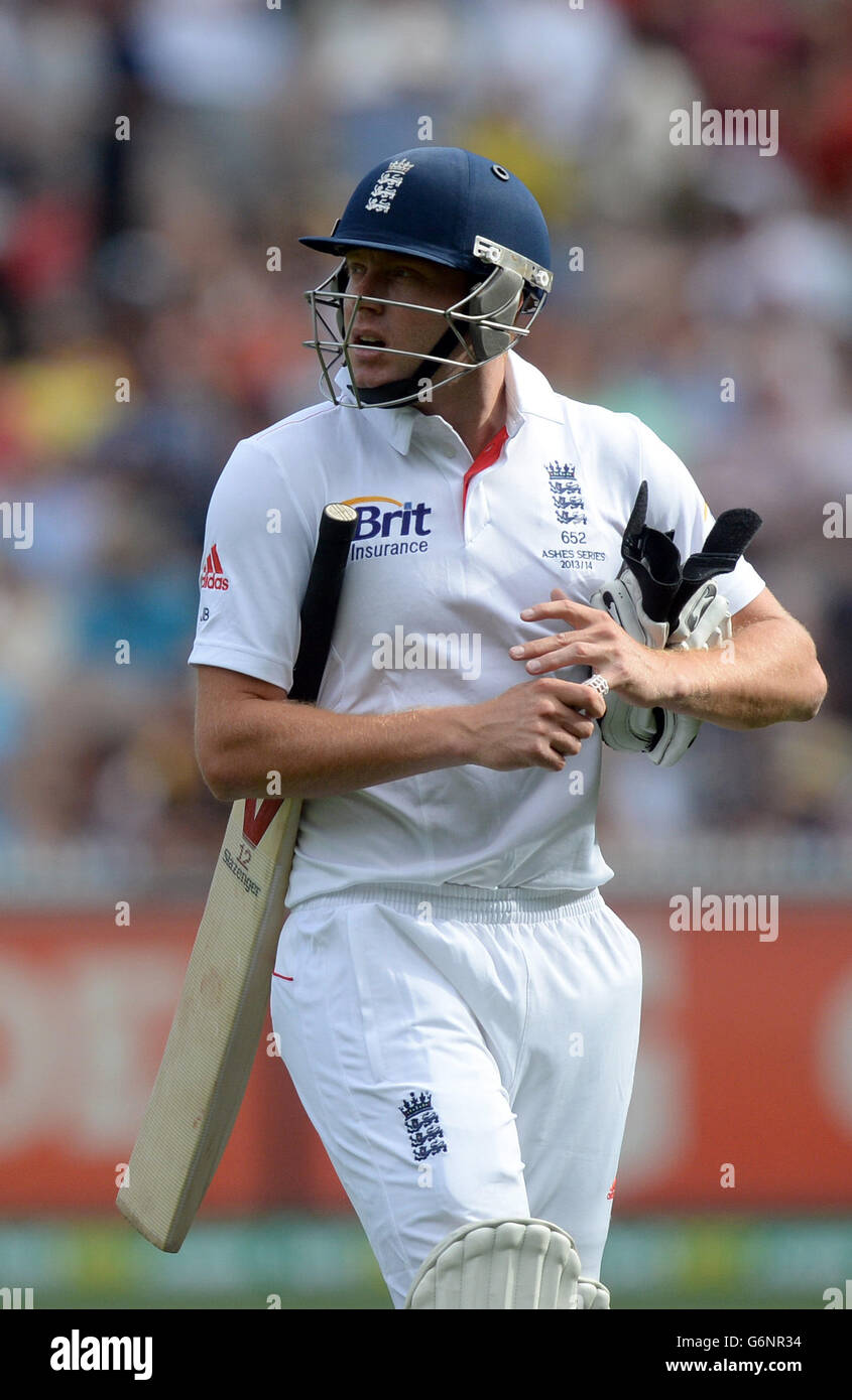 L'inglese Johnny Bairstow lascia il campo dopo aver perso il suo wicket al australiano Mitchell Johnson durante il giorno uno del quarto test al MCG a Melbourne, Australia. Foto Stock