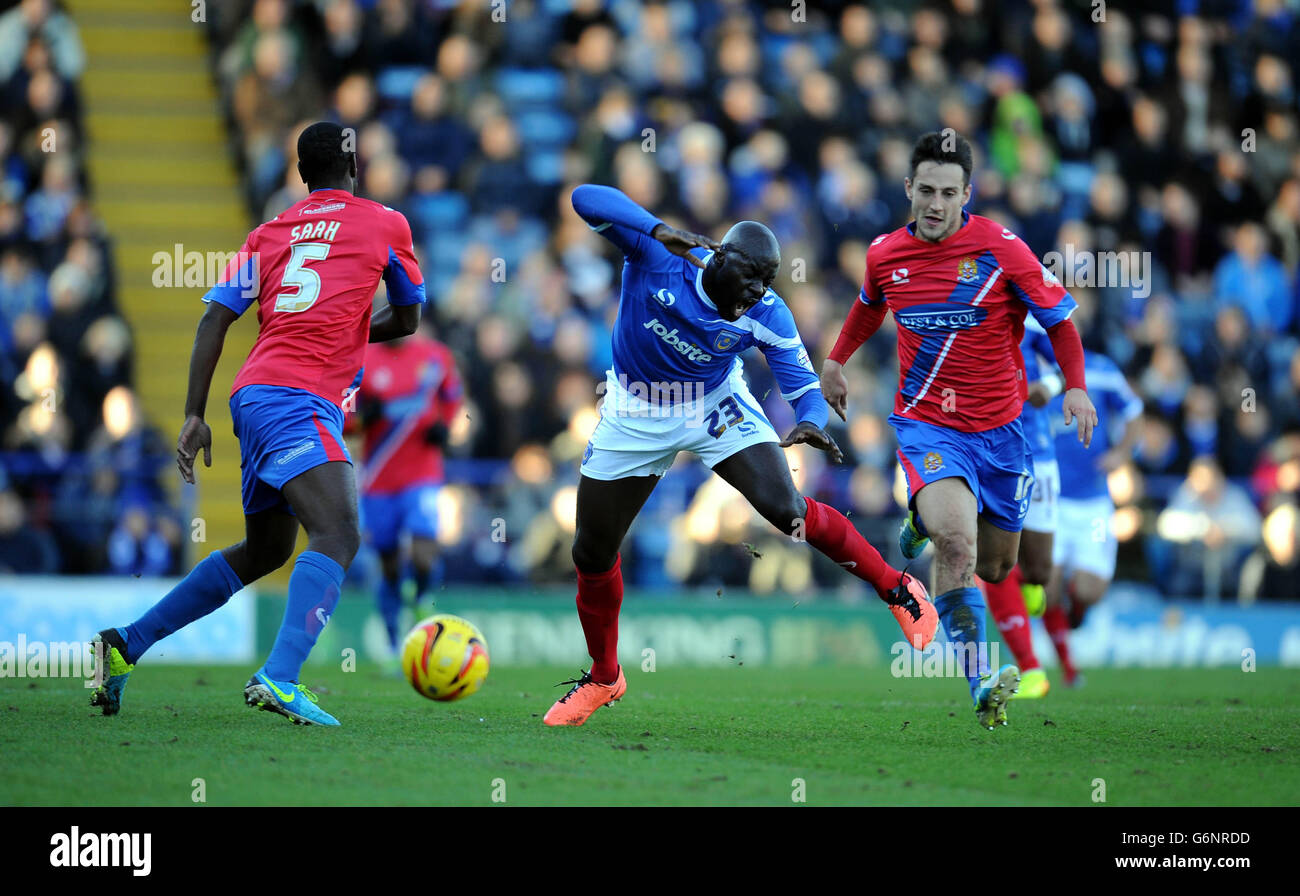 Patrick Agyemang di Portsmouth (centro) è stato acquistato da Luke Howell di Dagenham & Redbridge (a destra) durante la partita Sky Bet League Two a Fratton Park, Portsmouth. Foto Stock