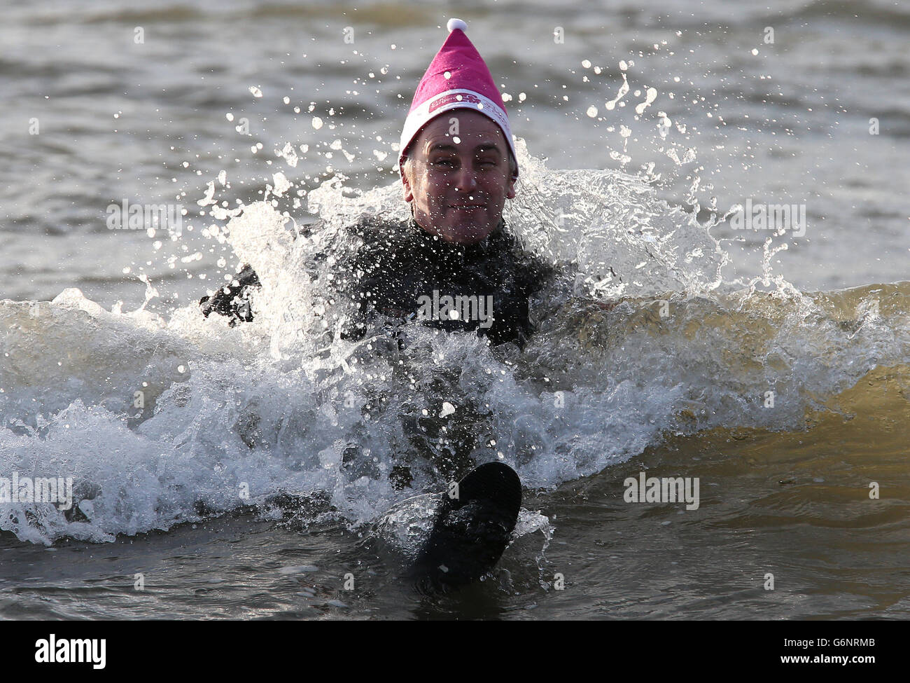 Nuoto il giorno di Santo Stefano. I nuotatori benefiche fanno un tuffo in mare a Prestwick Beach per raccogliere soldi per i bambini carità Clic Sargent. Foto Stock