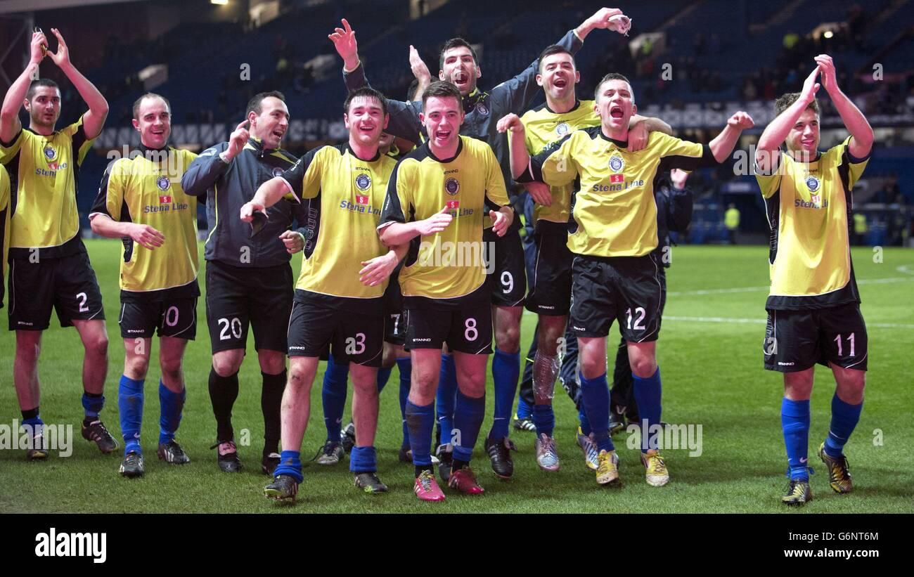 I giocatori di Stranraer festeggiano dopo la partita della Scottish League One allo Ibrox Stadium di Glasgow. Foto Stock
