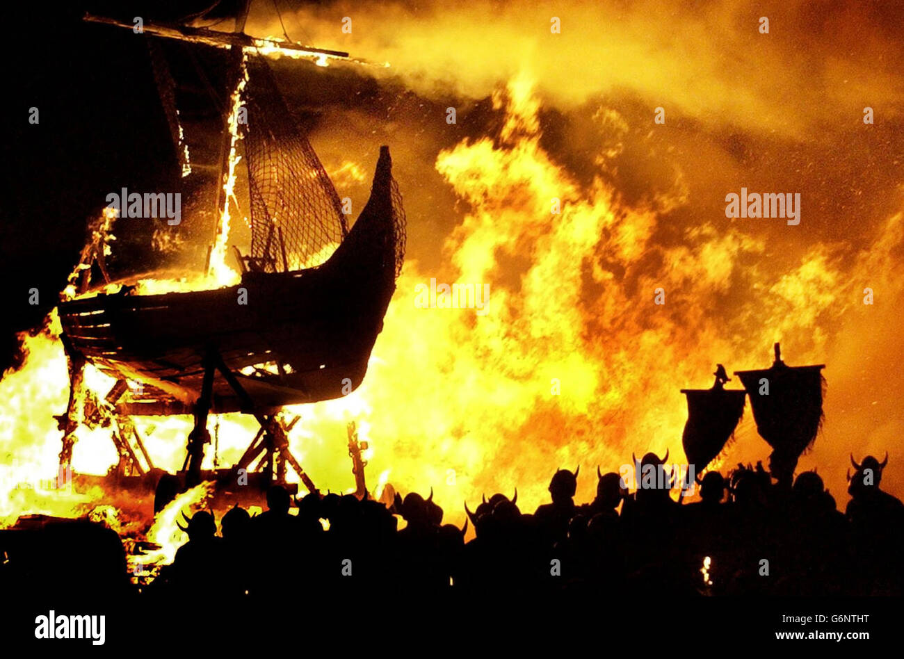 Una nave in fiamme illumina la Calton Street di Edimburgo mentre le celebrazioni annuali di Hogmanay sono cominciate in modo spettacolare. La festa del fuoco e la tradizionale processione delle fiaccolate attraverso la capitale scozzese hanno segnato l'inizio delle celebrazioni di Capodanno per le migliaia di festaioli che sono scesi in città. Foto Stock
