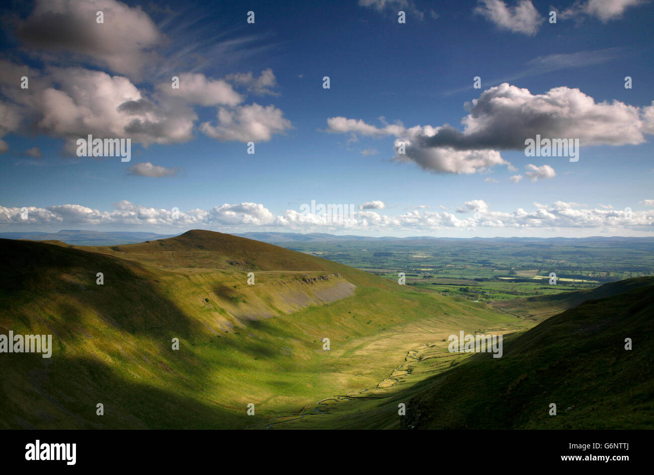 Visualizza modulo del The Pennine Way sulla tazza alta Gill per Murton Pike, Eden Valley, Cumbria, England, Regno Unito Foto Stock