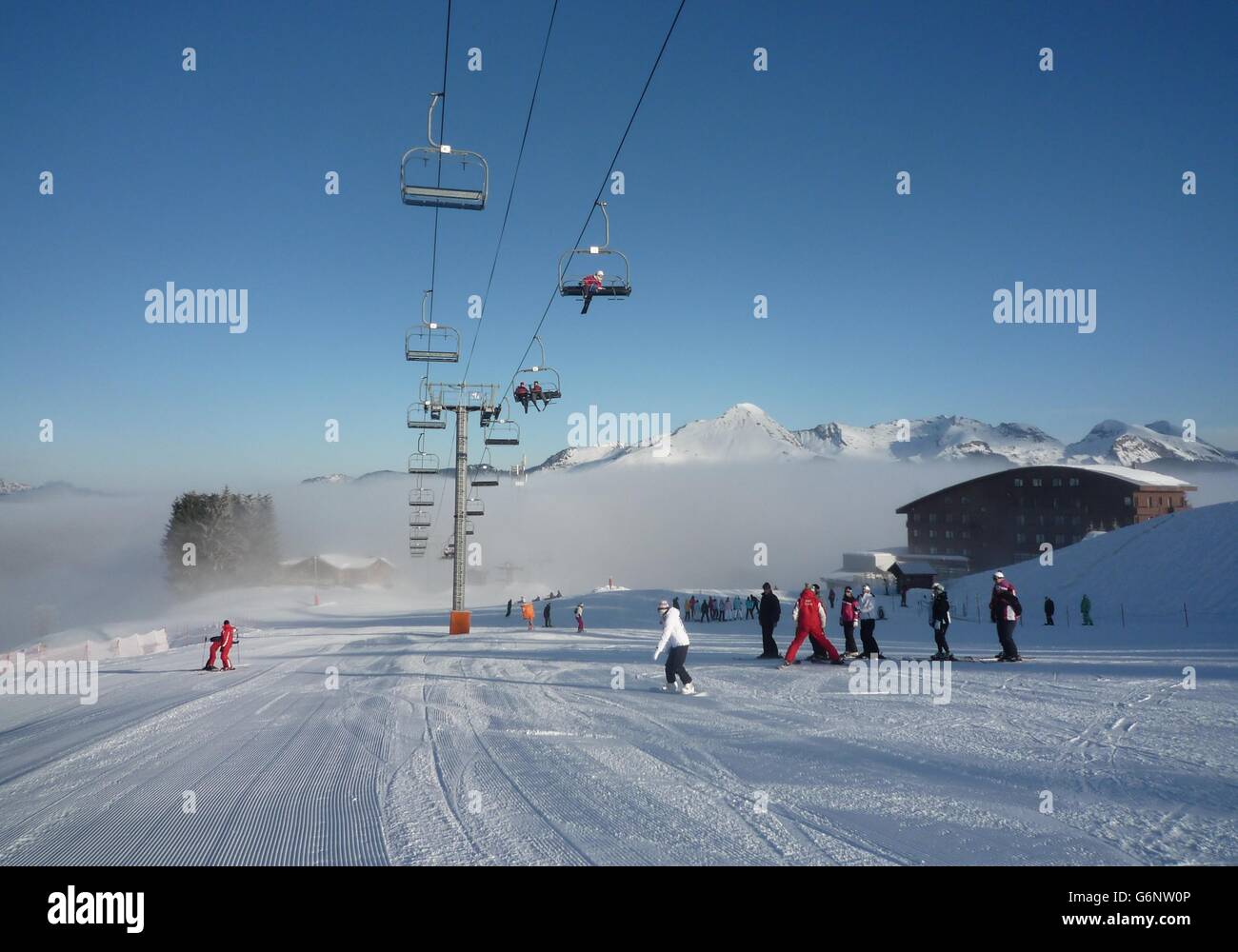 La mattina presto in pista con un basso livello di cloud e ski-lift tettuccio Foto Stock