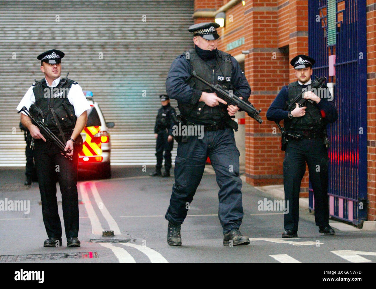 La polizia armata si guardava da furgone (non mostrato) credeva di portare il primo sospettato nella caccia di un pistolero che ha assassinato un ufficiale del traffico il giorno di Santo Stefano è arrivato alla stazione di polizia di Leeds Bridewell. Nathan Coleman, che si pensa sia americano, è stato arrestato dalla polizia di Northumbria in un hotel a Gateshead dopo una mancia da un membro del pubblico. Foto Stock