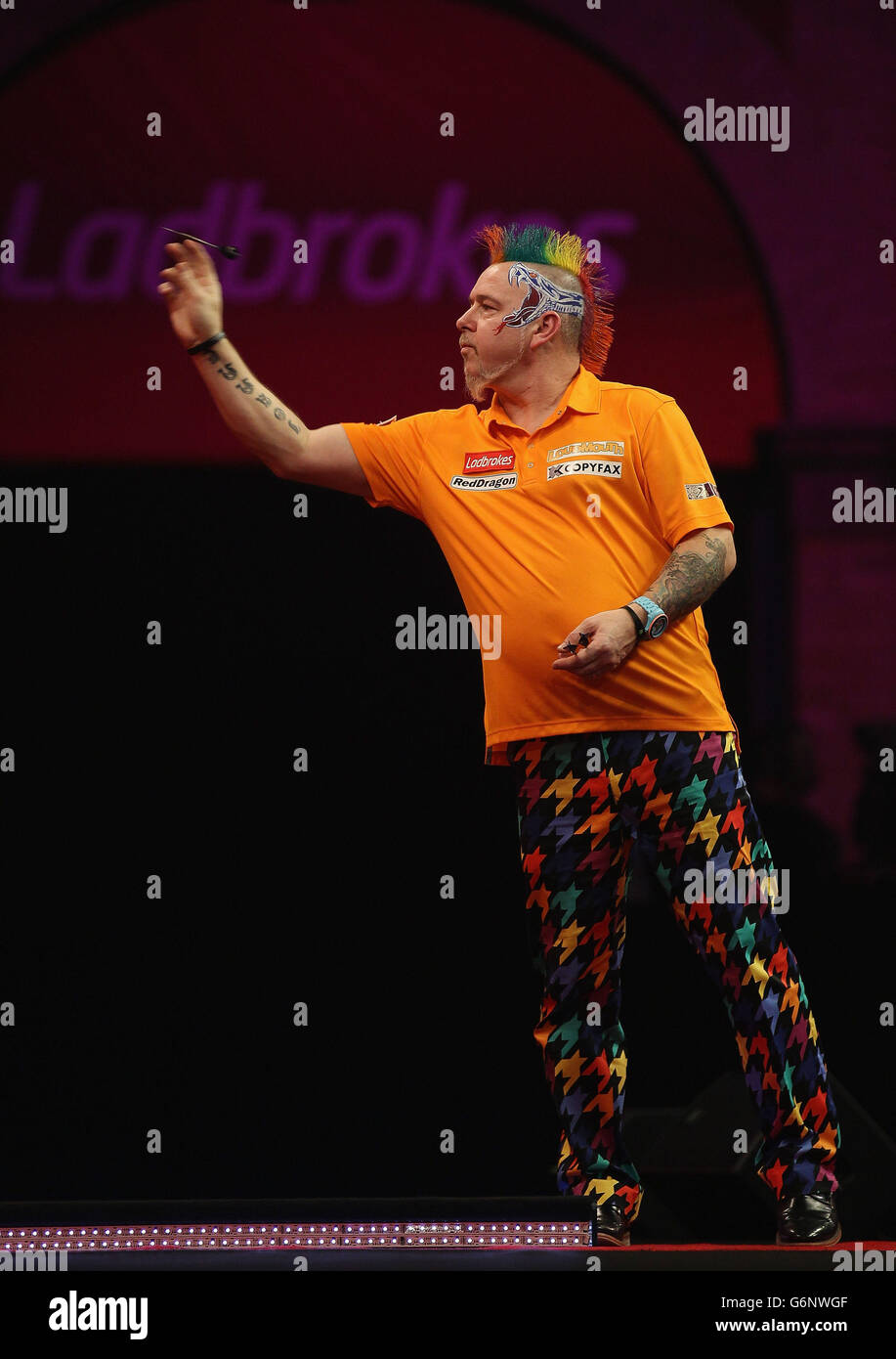 Peter Wright in azione contro Wes Newton nelle finali del quartiere, durante il giorno tredici del Ladbrokes World Darts Championship ad Alexandra Palace, Londra. Foto Stock