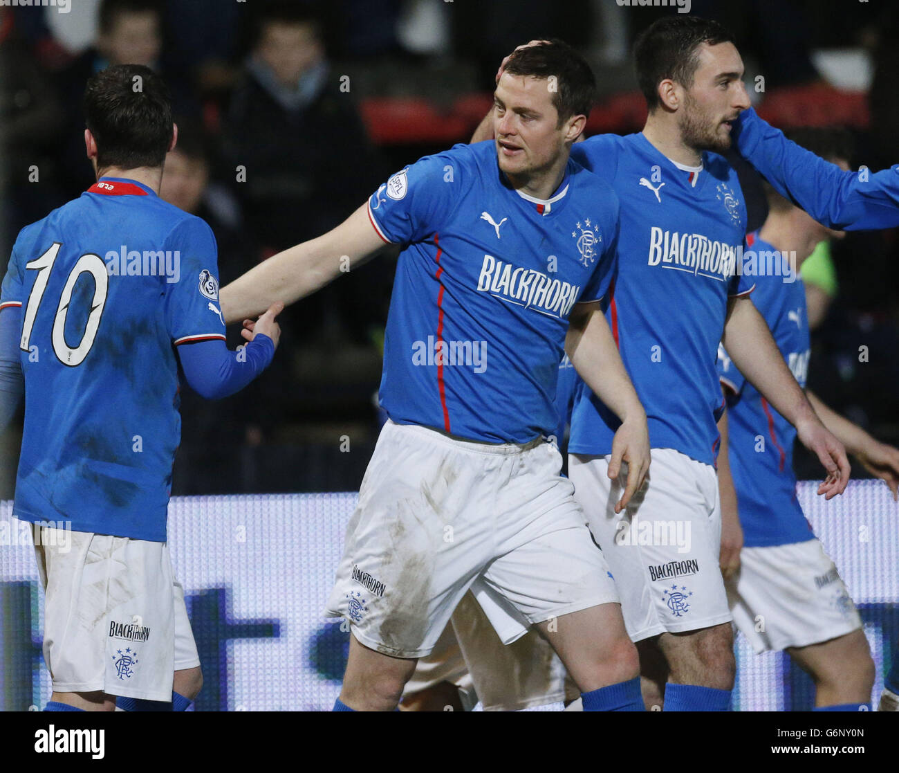 Jon Daly (centro) di Rangers celebra il suo obiettivo con il compagno di squadra Nicky Clark (a sinistra) e Lee Wallace (a destra) durante la partita della Scottish League One a East End Park, Dunfermline. Foto Stock