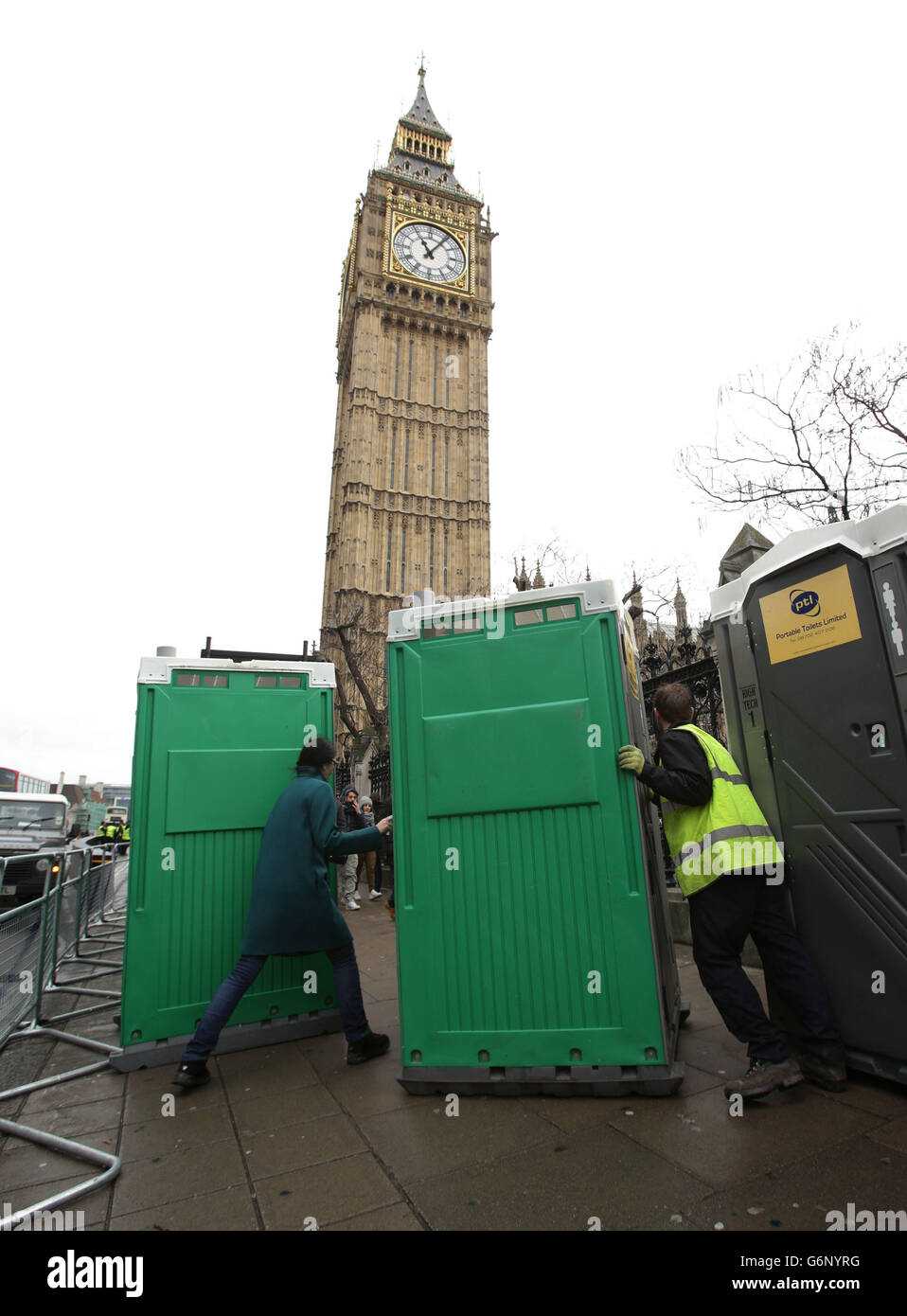 I portabili sono posti in posizione accanto al Parlamento, durante i preparativi per la mostra di fuochi d'artificio di Capodanno, nel centro di Londra. Foto Stock