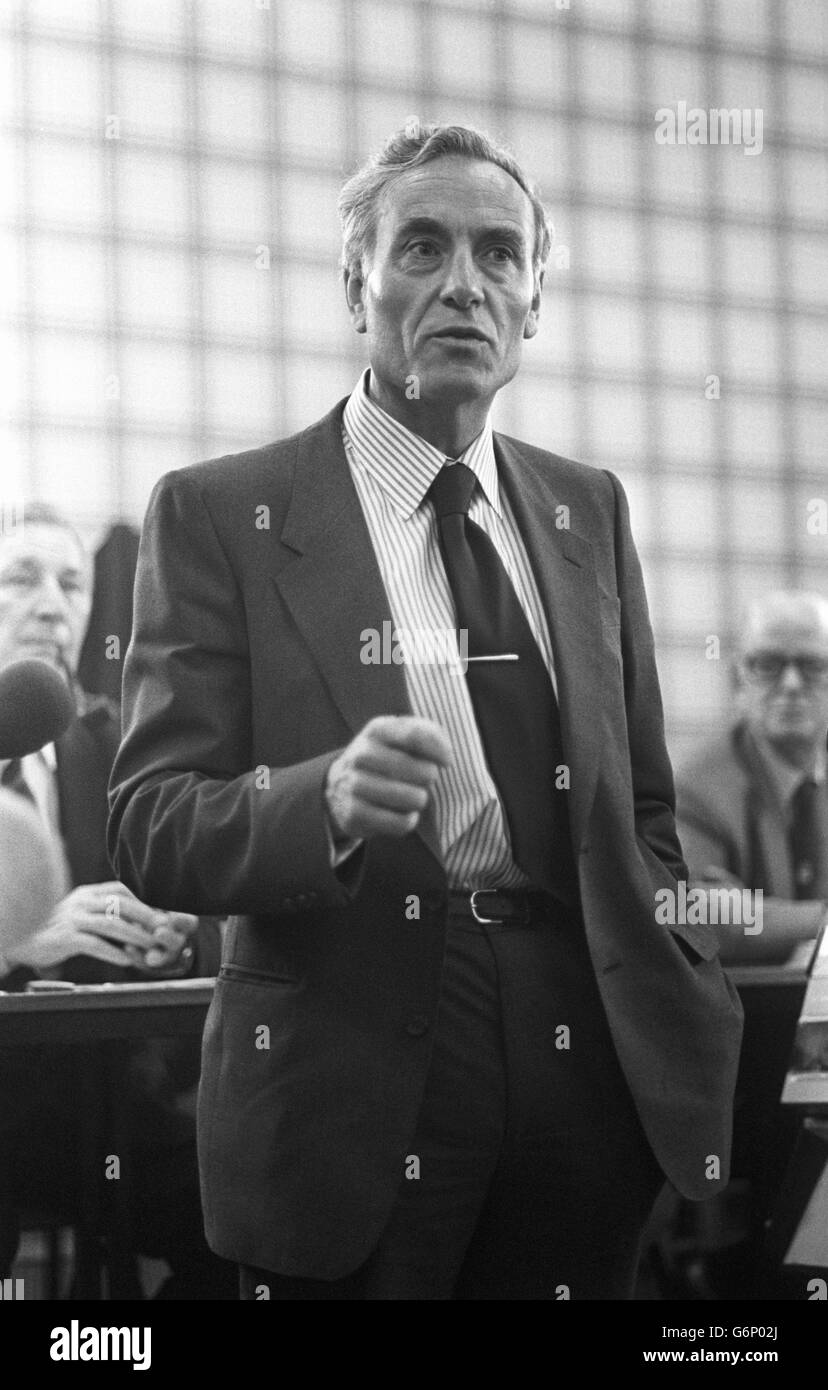 Il Constable Capo Vice del South Yorkshire, Frank Gutsall, si rivolge ai residenti di Grimethorpe durante un incontro pubblico nel villaggio. Foto Stock