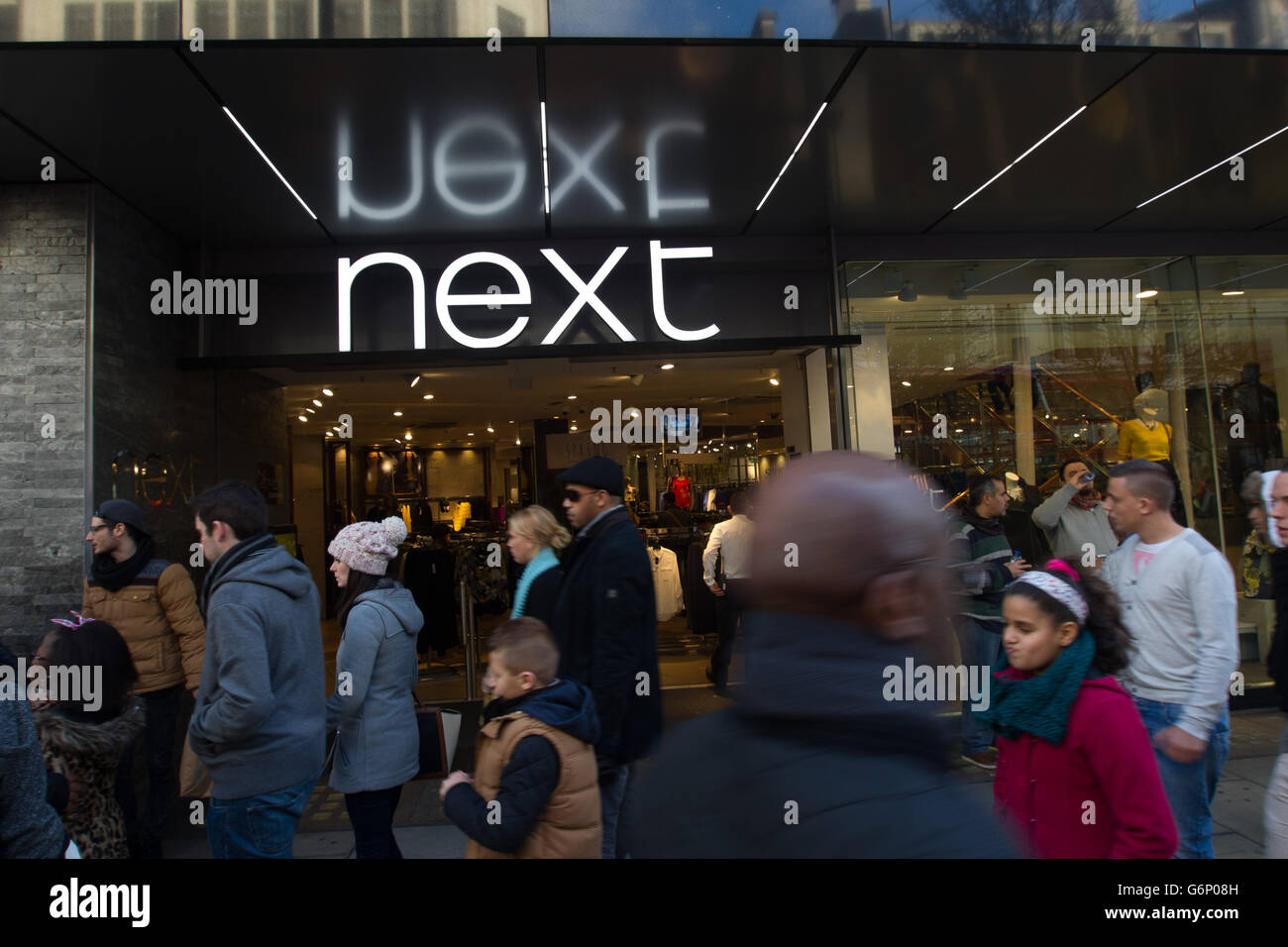 Shopping stock. Un negozio successivo su Oxford Street nel centro di Londra. Foto Stock