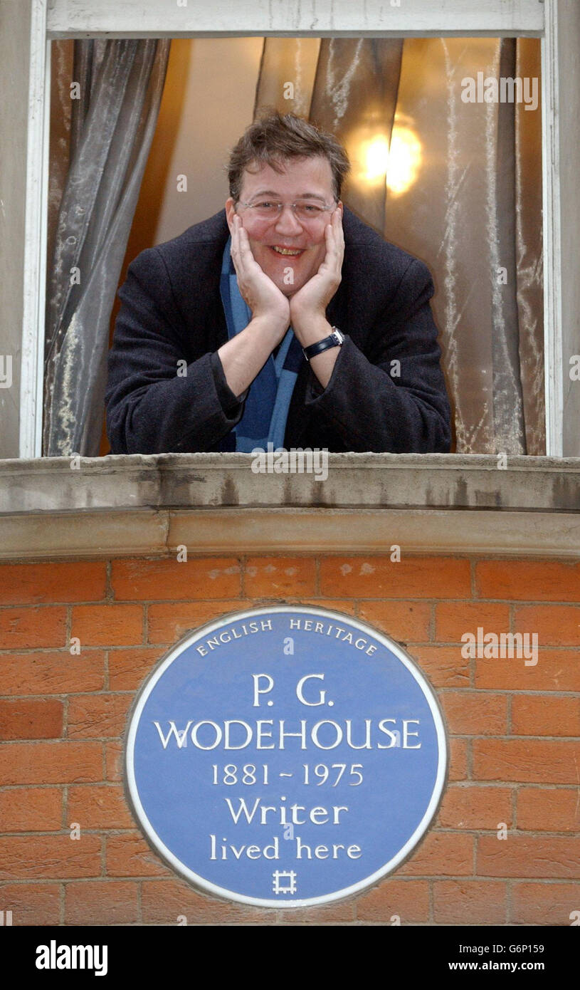 Stephen Fry sopra la placca per P.G. Wodehouse Foto Stock