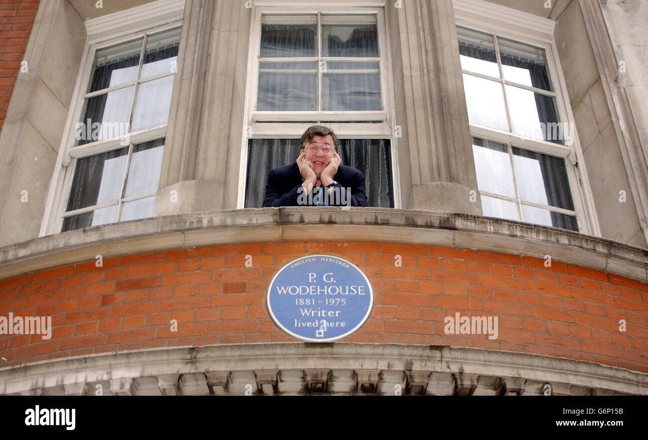 Attore, scrittore e regista Stephen Fry pone sopra una targa inglese Heritage Blue per lo scrittore P.G. Wodehouse a Dunraven Street nel centro di Londra. Stephen Fry si è Unito al Blue Plaques Panel, che si riunisce regolarmente per decidere quali personaggi famosi dovrebbero essere commemorati con prestigiose targhe Blu di cui ci sono più di 750 a Londra e in tutto il paese. Foto Stock