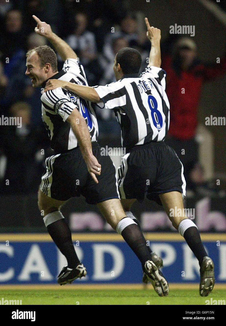 Alan Shearer di Newcastle (a sinistra) celebra il suo obiettivo contro Leeds con il compagno di squadra Kieron Dyer durante la partita della Barclaycard Premiership al St James' Park di Newcastle. Foto Stock