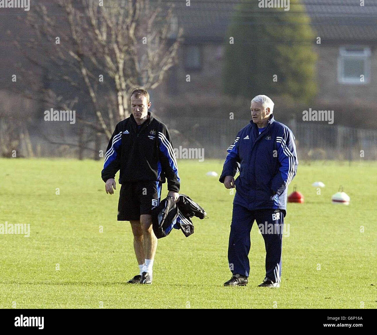 Il manager della Newcastle United Bobby Robson (R) con il capitano Alan Shearer durante l'allenamento al campo di allenamento Blue Flame, Newcastle, prima della partita di premiership contro Manchester United a Old trafford. Foto Stock