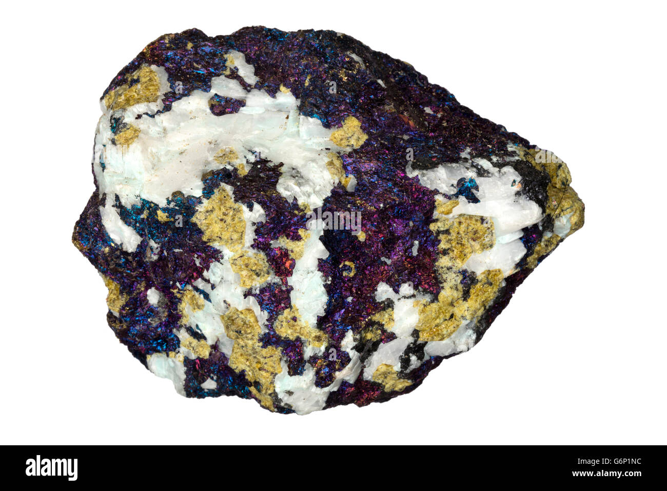 Calcopirite, rame ferro solfuro, Zacatecas, Messico, minerale principale minerale di rame, anche alcuni calcite nel campione Foto Stock