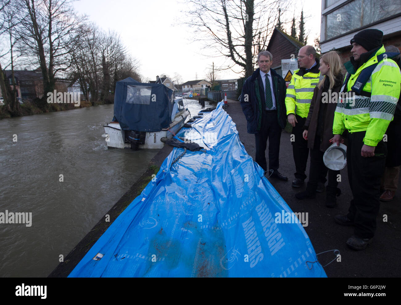 Owen Paterson (a sinistra) e Nicola Blackwood (seconda a destra), in occasione di una visita alle barriere di difesa fluviale dell'Agenzia per l'ambiente sull'isola di Osney a Oxford, Mentre la Gran Bretagna continua a correre il rischio di ulteriori inondazioni, la pioggia continua a piagare il sud del paese e le maree che battono la costa. Foto Stock