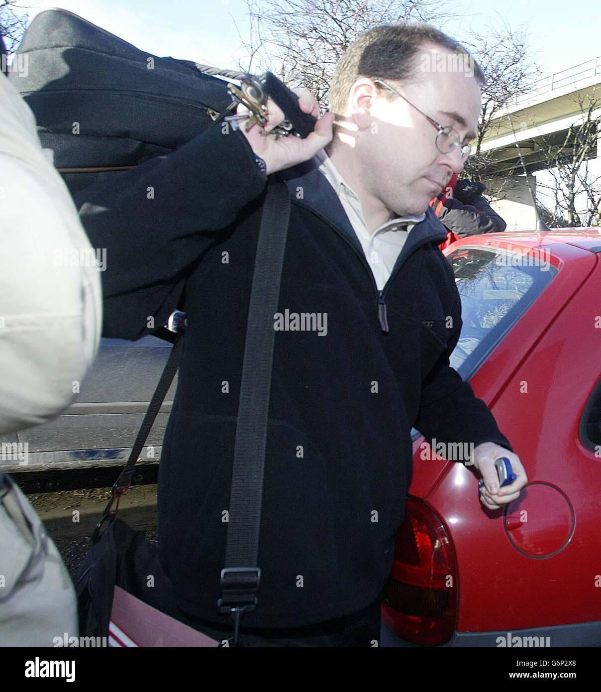 Christopher Shipman, uno dei figli del dottor Harold Shipman, a casa di sua madre a Walshford, vicino Wetherby, nello Yorkshire occidentale, dopo la morte del dottor Shipman, che è stato trovato appeso nella sua cella, ha detto il servizio carcerario. Shipman è stato trovato appeso nella sua cella alle 6.20 e, nonostante gli sforzi del personale che immediatamente ha tentato la rianimazione, è stato pronunciato morto da un medico alle 8.10, un portavoce del servizio di prigione ha detto. Foto Stock