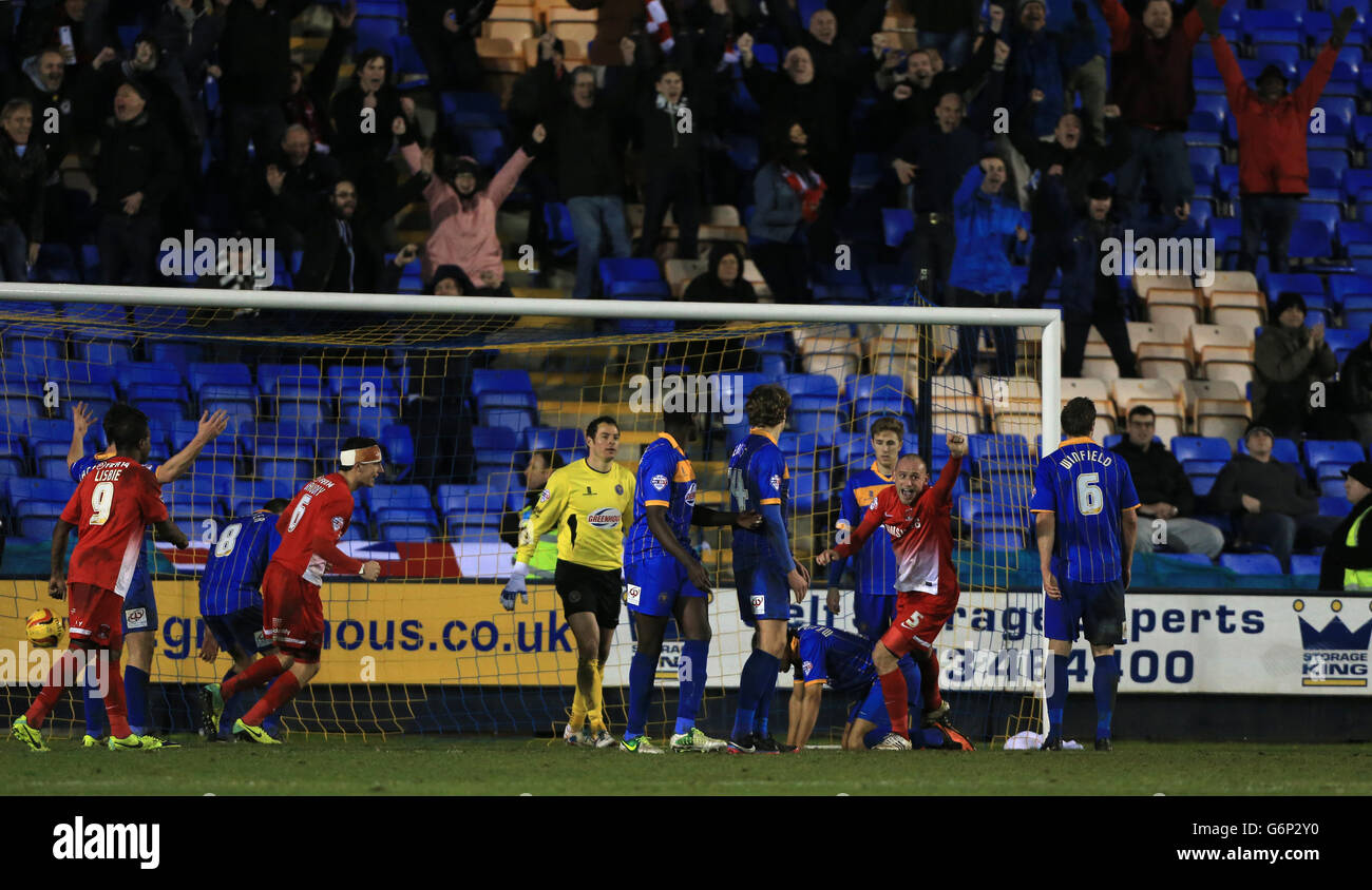 Scott Cuthbert di Leyton Orient festeggia il 2° gol contro Shrewsbury Town durante la vittoria in trasferta del 2.0 Foto Stock