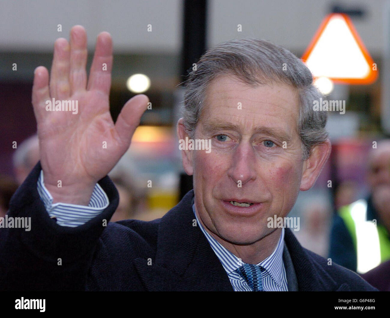 Il Principe del Galles arriva alla Stazione di Sunderland, per iniziare una giornata di impegni nel Nord Est. Il Principe visitò per la prima volta il museo del vapore presso l'ex stazione di pompaggio Ryhope alla periferia di Sunderland, prima di dirigersi verso il vicino Cherry Knowle Hospital, dove ascolterebbe i piani di un progetto di salute mentale prima di recarsi a Gateshead. 12/03/04: Il Principe di Galles tornava oggi in classe, per approfondire la storia di uno dei suoi antenati più famosi. Charles si unì a studenti e personale per un seminario sulla Regina Vittoria come parte di una visita all'Università Foto Stock