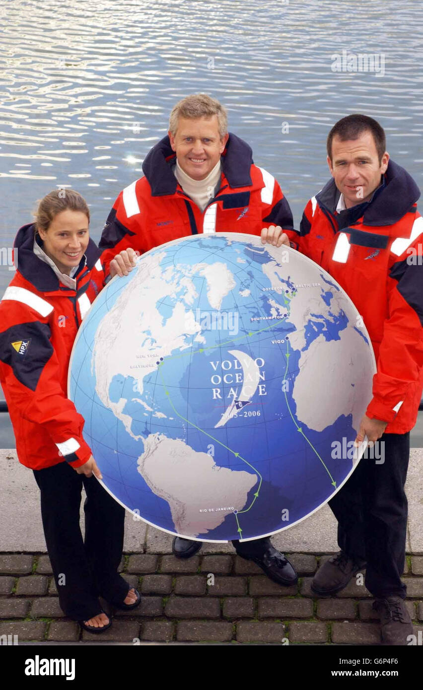 Il golfista Colin Montgomerie (centro) è in possesso di Emma Richards, una yachtswoman del Round-the-World e Mike Richards, star della Coppa America, come annunciato come membro dell'equipaggio per partecipare a una tappa della Volvo Ocean Race 2005-06, a Chelsea Harbour, Londra. L'ex numero uno europeo, 40, è stato annunciato come membro dell'equipaggio da record della yachtswoman di Emma Richards per la Volvo Ocean Race di 30,000 miglia nautiche, e contribuirà anche alla raccolta di fondi. Foto Stock