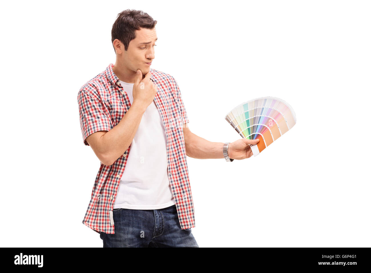 Uomo che guarda un campione di colore e scegliere il colore isolato su sfondo bianco Foto Stock