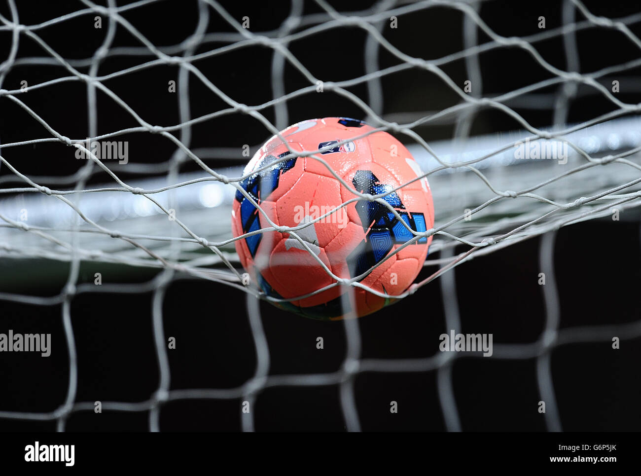 Pallone da calcio in rete immagini e fotografie stock ad alta risoluzione -  Alamy