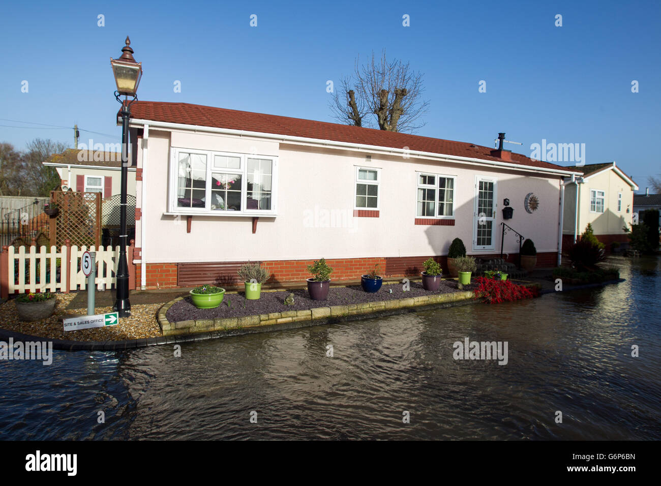 Alluvione a Iford Bridge Home Park vicino a Christchurch, Dorset, dove l'Agenzia per l'ambiente ha emesso un grave avvertimento di alluvione che significa "c'è un rischio significativo per la vita". Foto Stock