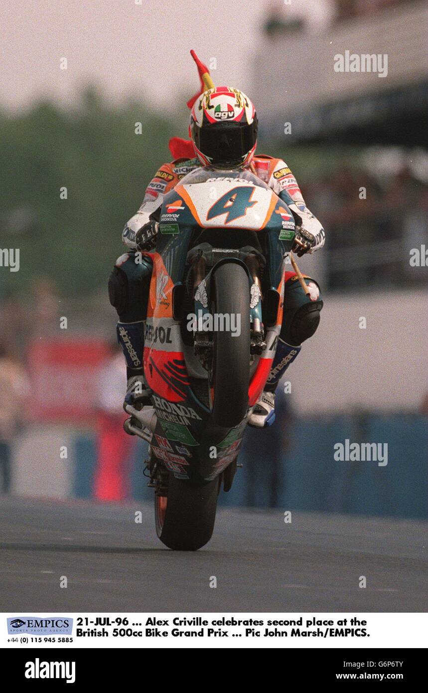 Alex Criville festeggia il secondo posto al Gran Premio della moto della 500cc britannica Foto Stock