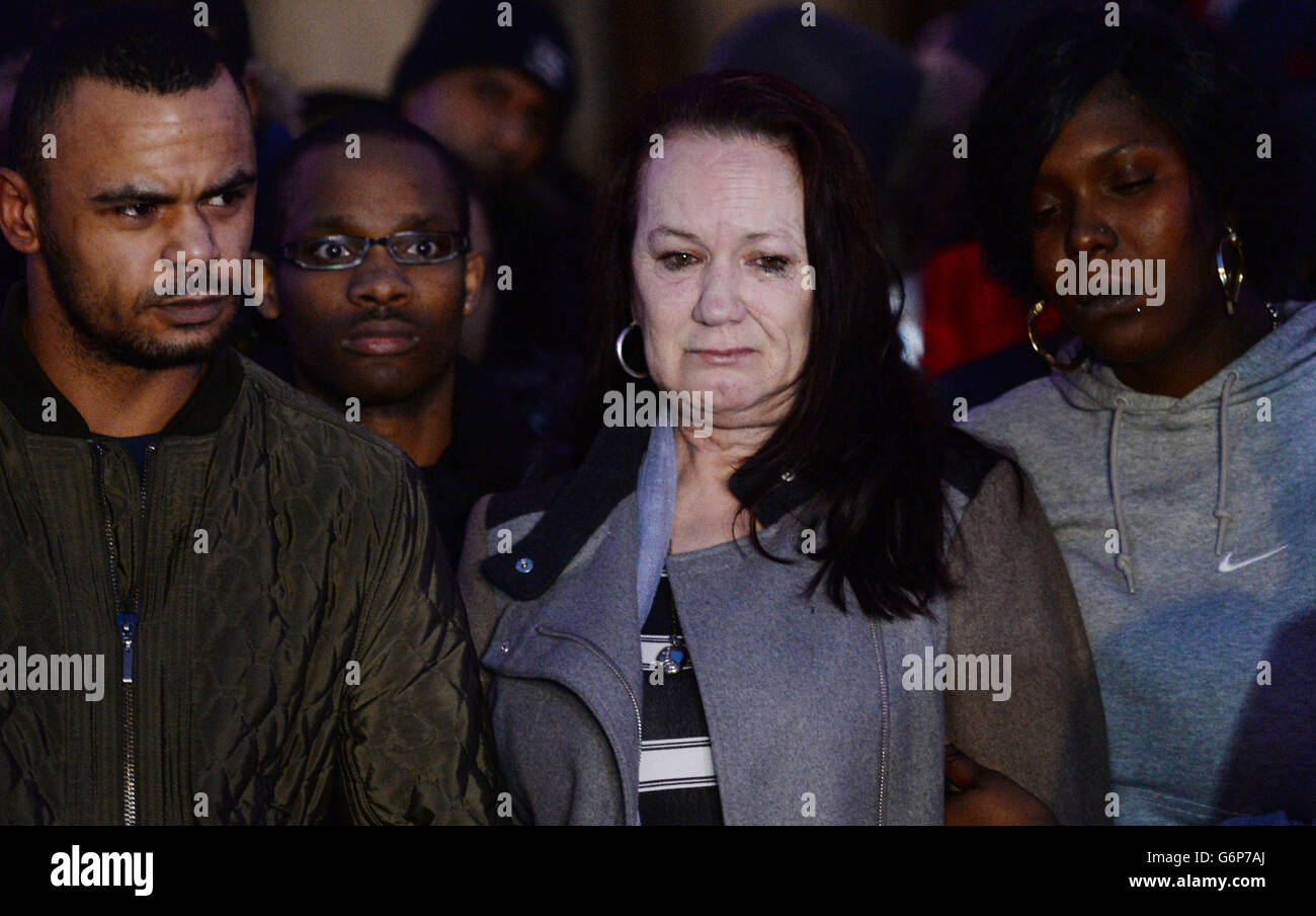 La madre di Mark Duggan, Pam Duggan (2° a destra) e suo figlio Marlon Duggan (a sinistra) fuori dalla Corte di giustizia reale, Londra, dopo che una giuria ha scoperto di essere stato legalmente ucciso quando è stato ucciso da un tiratore di polizia. Foto Stock